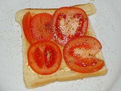 Toast mit Tomaten, Salz und Pfeffer